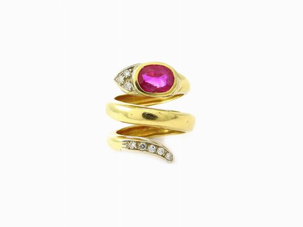 Yellow gold animalier-ring with diamonds and Burma natural ruby