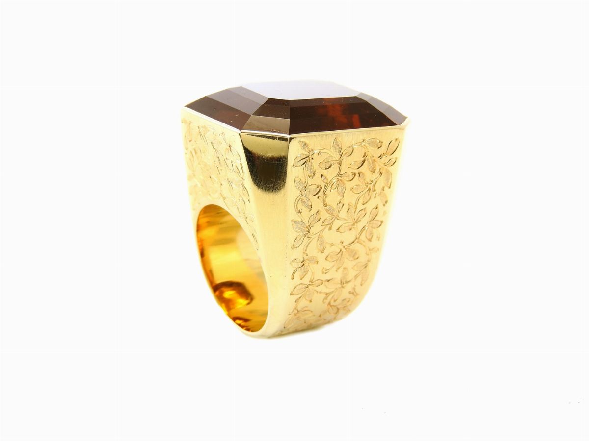 Anello in Oro Giallo con Grande Quarzo Madera