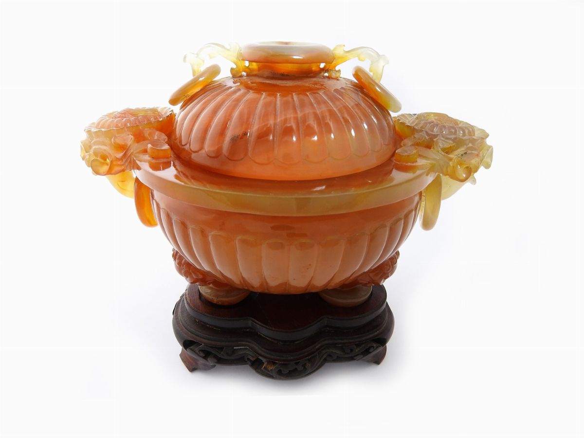 Grande Tazza con Coperchio Ovale in Corniola Policroma