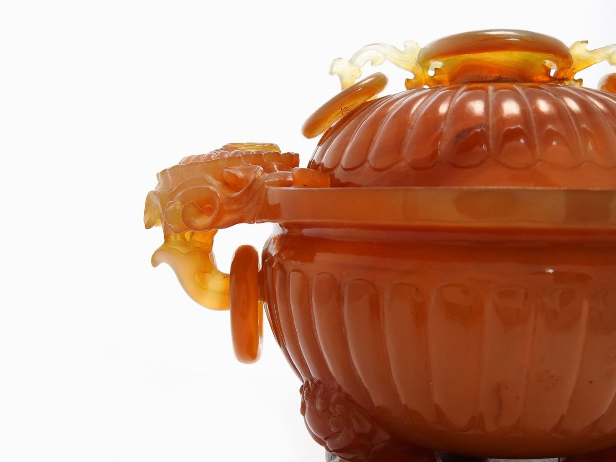 Grande Tazza con Coperchio Ovale in Corniola Policroma