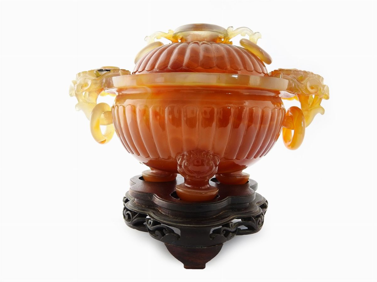 Grande Tazza con Coperchio Ovale in Corniola Policroma
