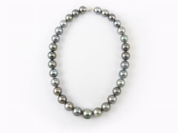 Graduated Tahiti cultured black pearls choker  - Auction Jewels and Watches - II - Maison Bibelot - Casa d'Aste Firenze - Milano