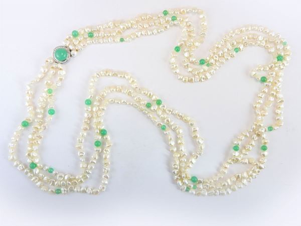 Lunga collana a tre fili di perle keshi e crisoprasio con fermezza in oro bianco e diamanti