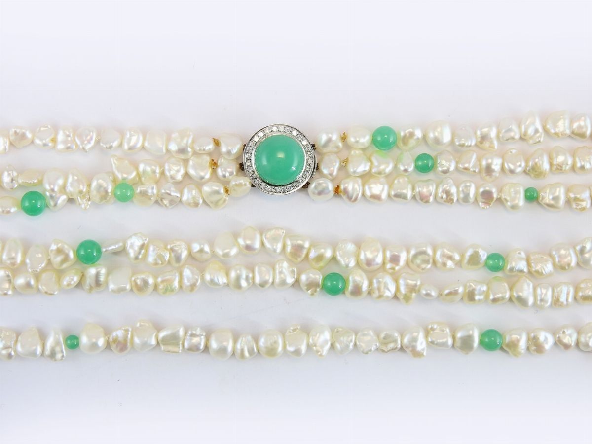 Lunga Collana a Tre Fili di Perle Keshi e Crisoprasio con Fermezza in Oro Bianco e Diamanti