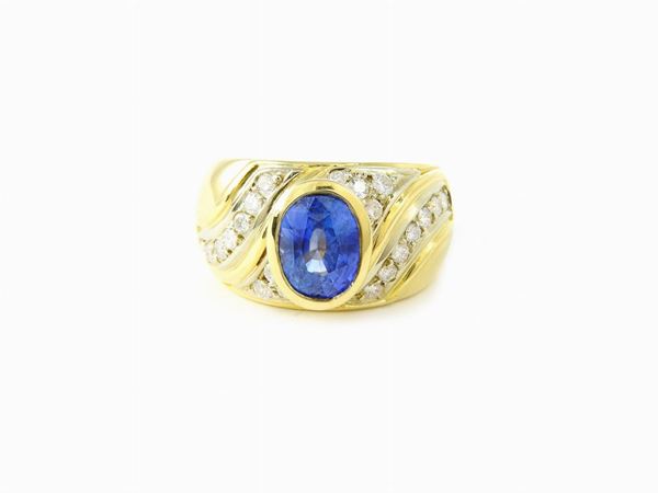 Yellow gold band ring with diamonds and sapphire