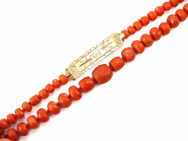 Red coral graduated necklace with low alloy yellow gold clasp
