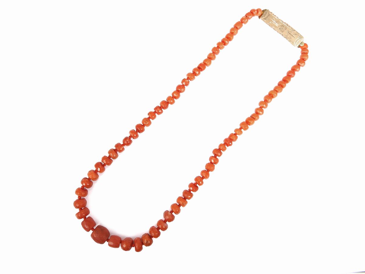 Collana Scalare in Corallo Rosso con Fermezza in Oro Giallo a Bassa Lega