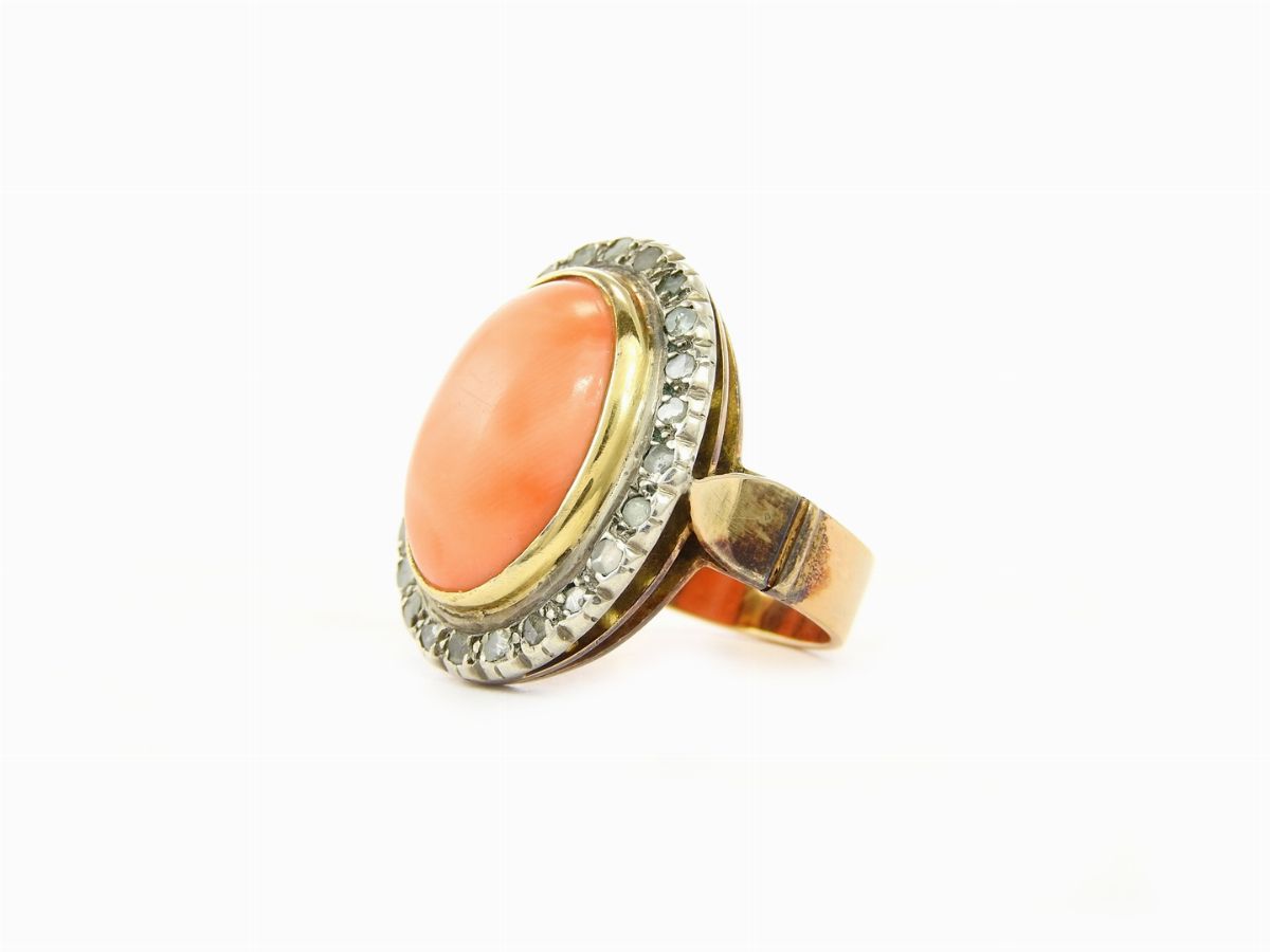 Demi Parure Anello a Margherita e Orecchini in Oro Giallo e Argento con Diamanti e Corallo Rosa