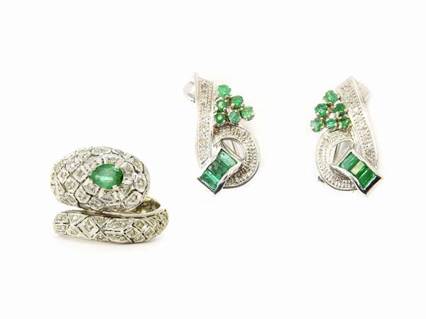 White gold animalier-shaped ring and earrings with emeralds