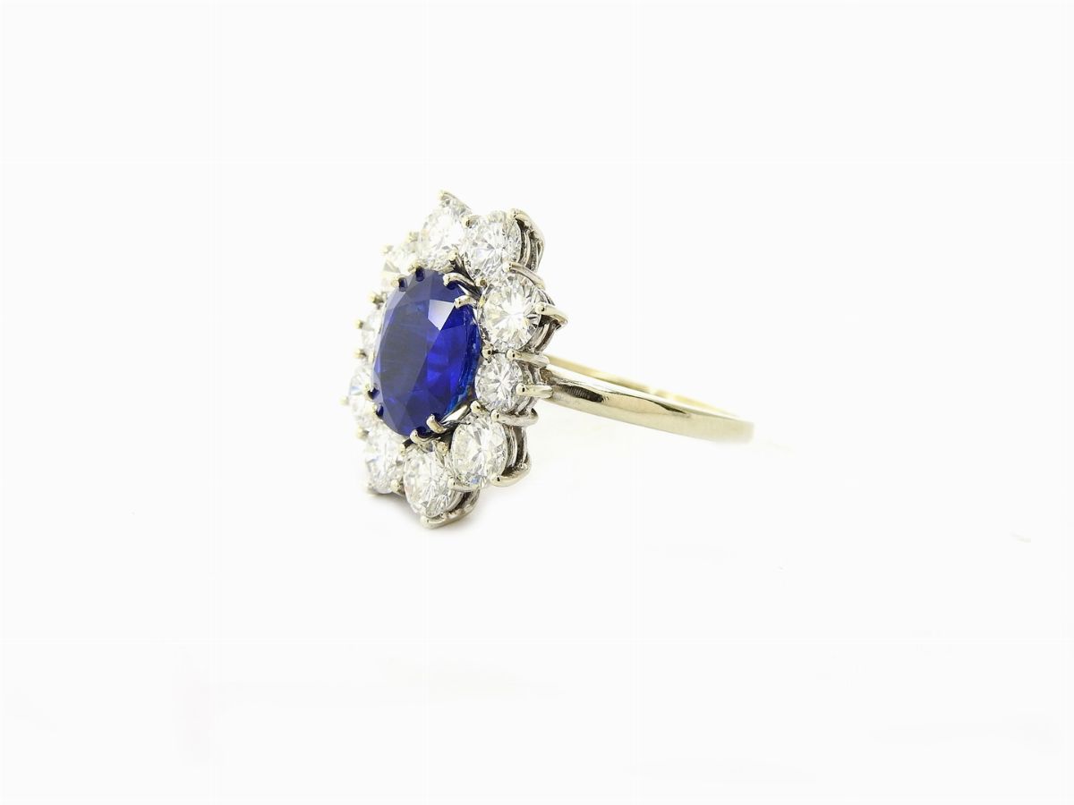 Anello a Margherita in Oro Bianco, Diamanti e Zaffiro Naturale