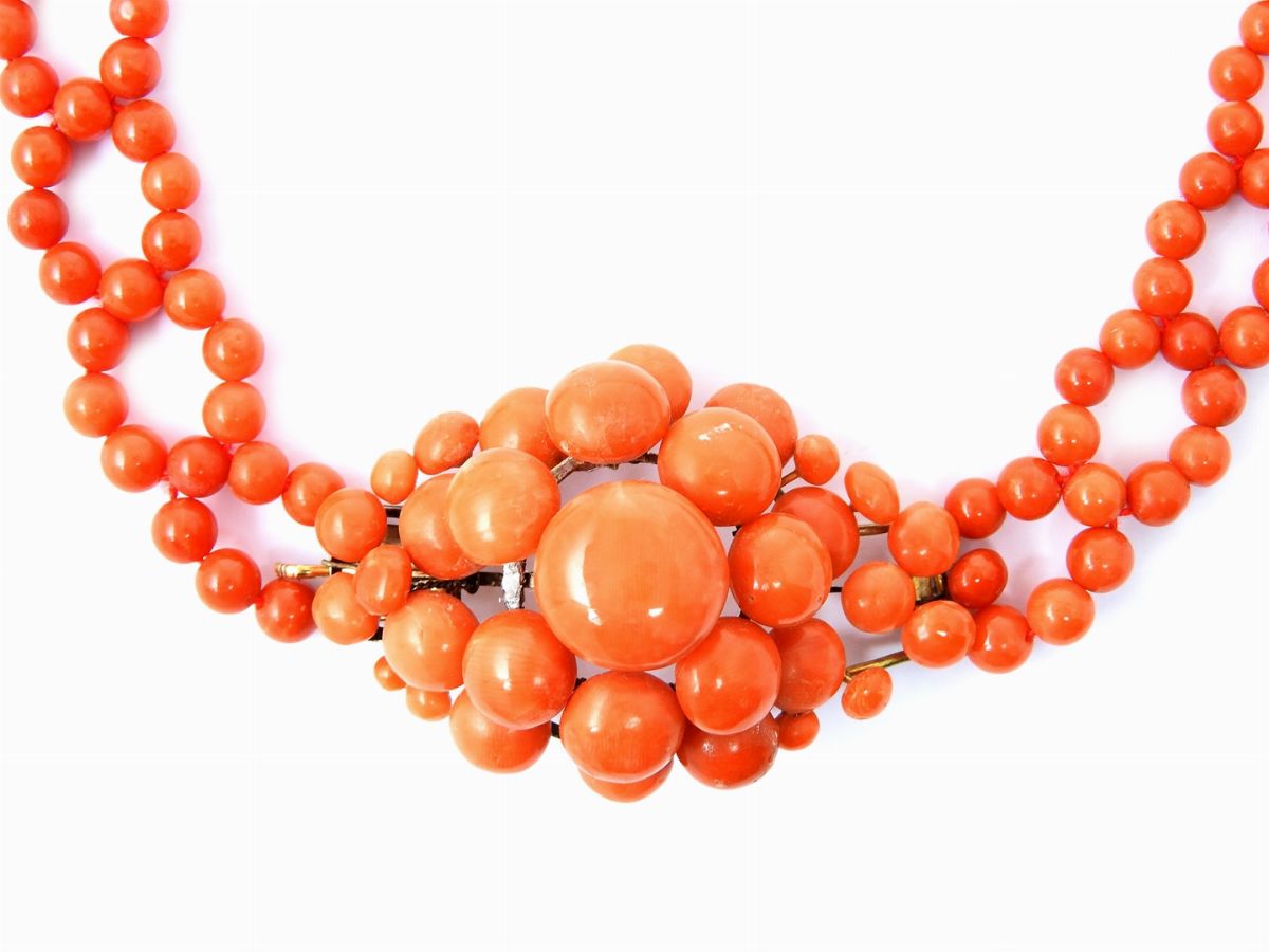 Girocollo Scalare in Corallo Arancio con Motivo Floreale Centrale