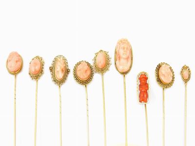 Nove Spilloni in Oro Giallo 500/1000 con Cammei o Cabochons di Corallo Rosa e Rosso