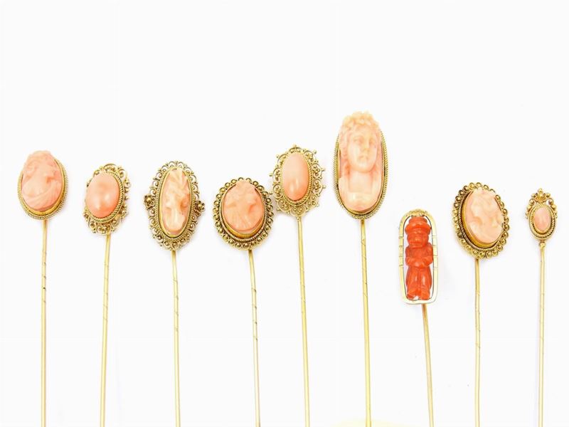 Nove Spilloni in Oro Giallo 500/1000 con Cammei o Cabochons di Corallo Rosa e Rosso