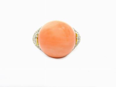 Anello in Oro Giallo, Diamanti e Corallo Rosa