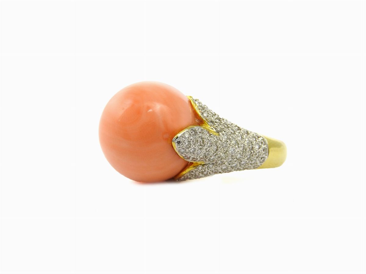 Anello in Oro Giallo, Diamanti e Corallo Rosa
