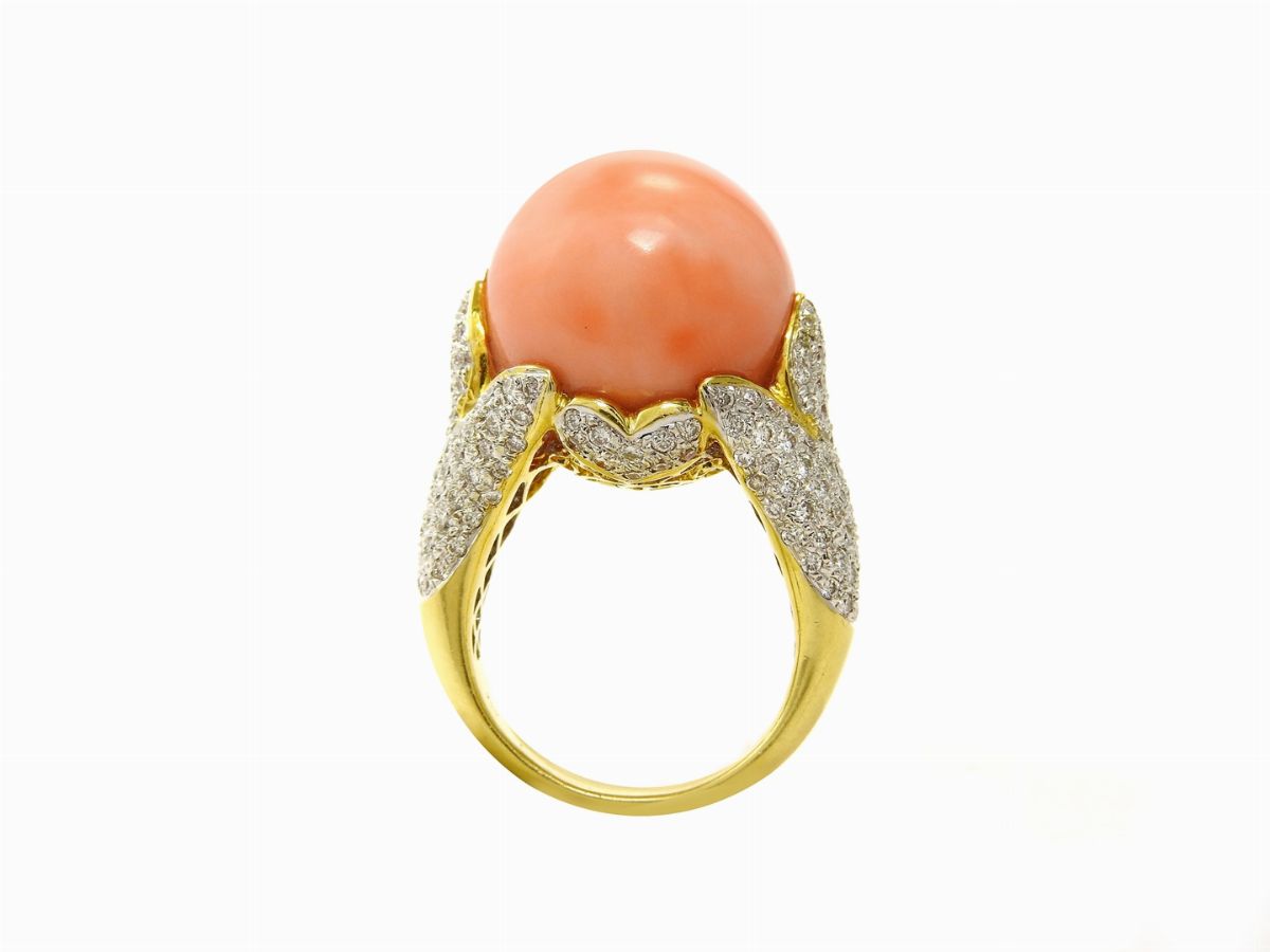 Anello in Oro Giallo, Diamanti e Corallo Rosa