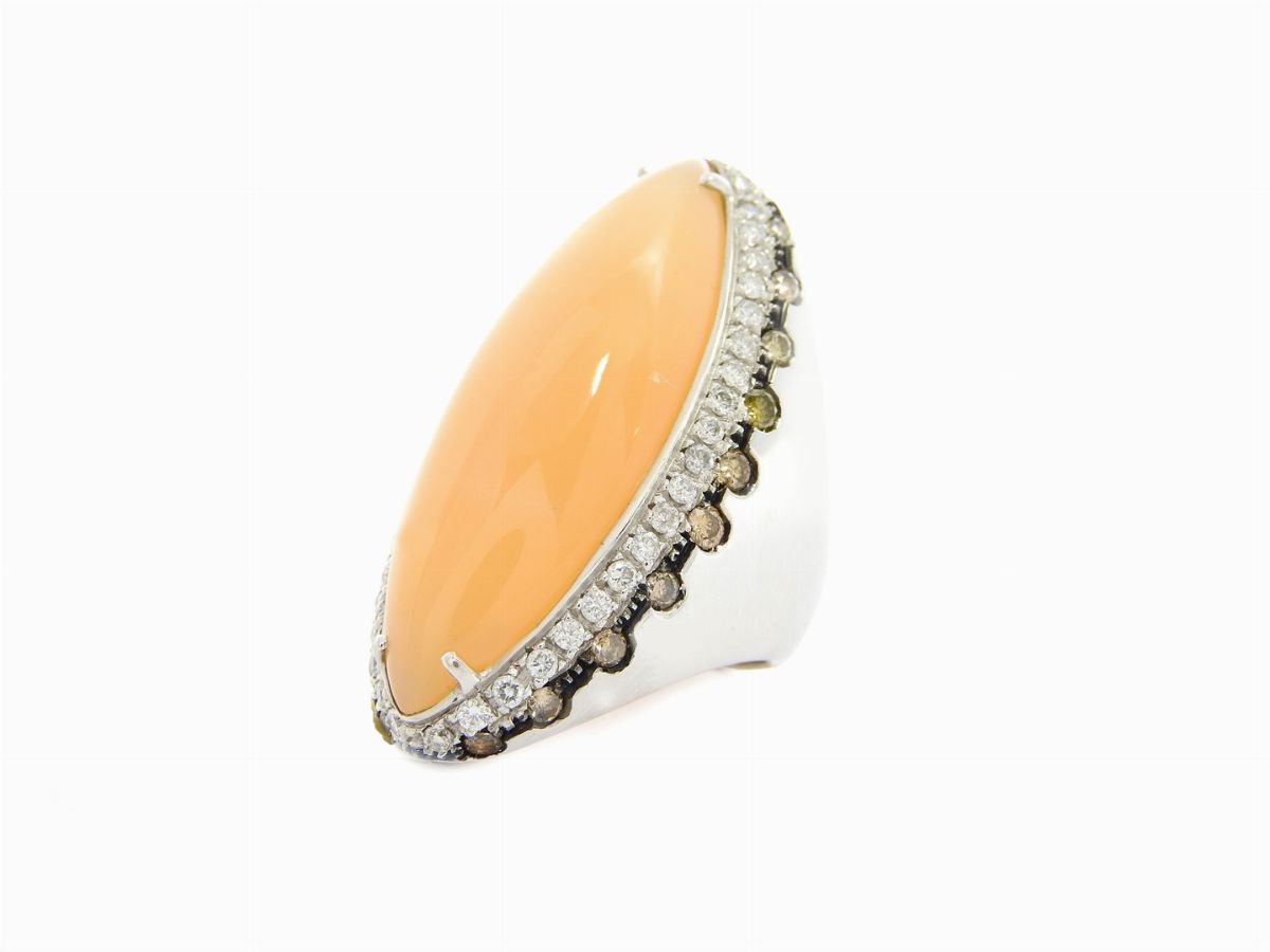 Anello in Oro Bianco con Diamanti Incolori e Brown e Adularia Arancio
