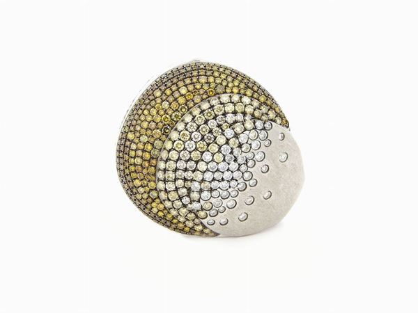 White and yellow gold ring with colourless and yellow diamonds