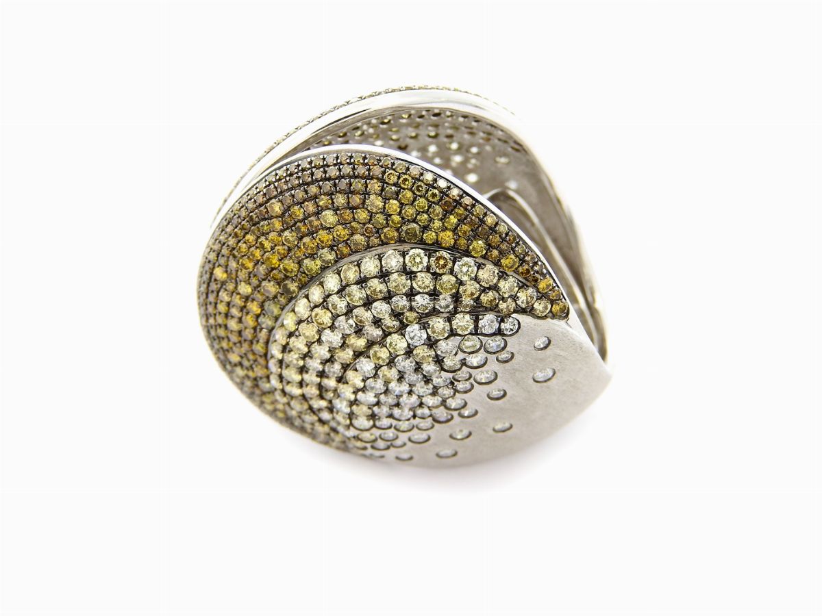 Anello in Oro Bianco e Giallo con Diamanti Incolori e Gialli