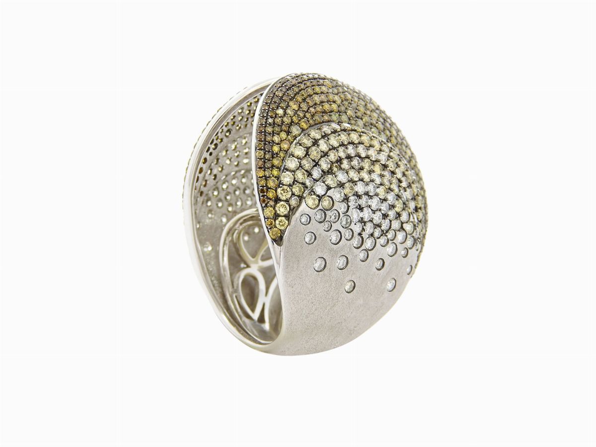 Anello in Oro Bianco e Giallo con Diamanti Incolori e Gialli