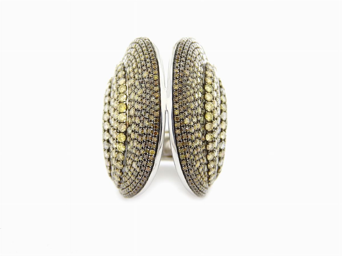 Anello in Oro Bianco e Giallo con Diamanti Incolori e Gialli