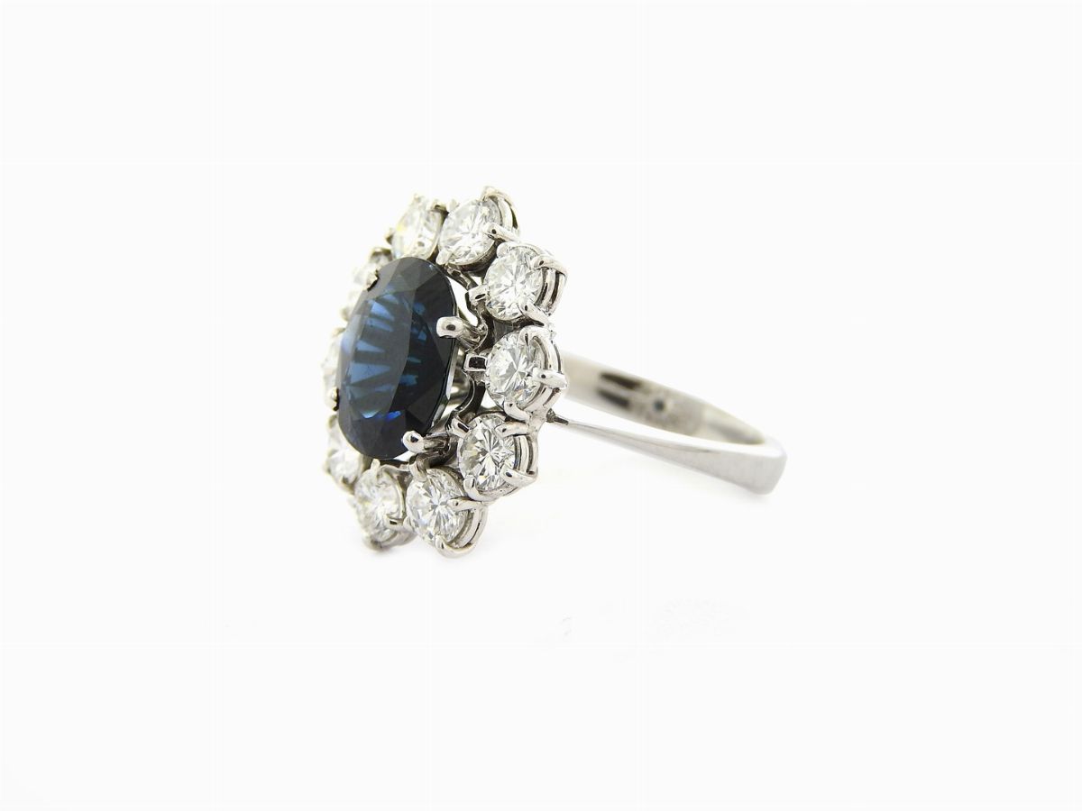 Anello a Margherita in Oro Bianco con Diamanti e Zaffiro