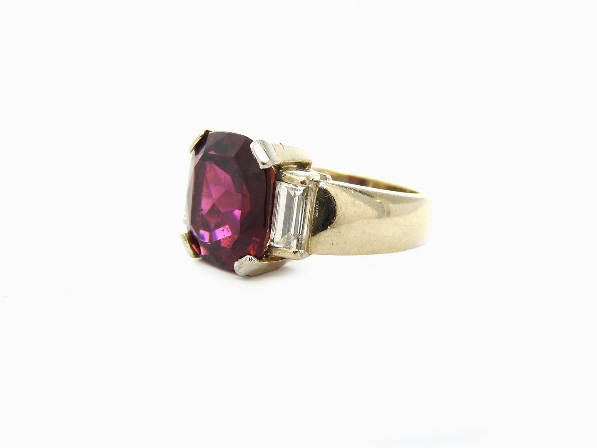 Anello in Oro Bianco con Diamanti e Tormalina Rubellite