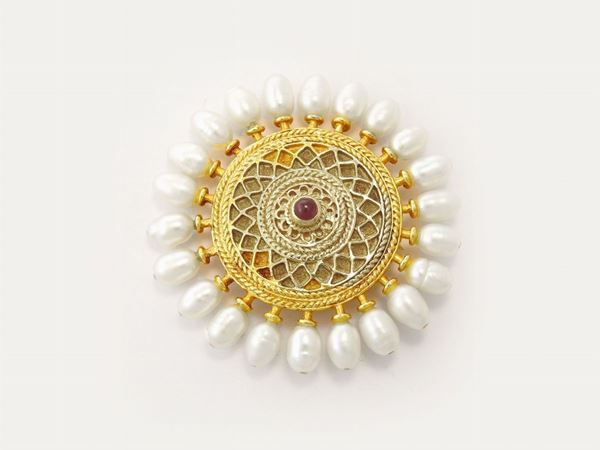 Spilla Lalaounis in oro giallo, perle coltivate e rubino