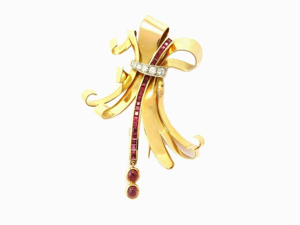 Yellow gold brooch with diamonds and rubies
