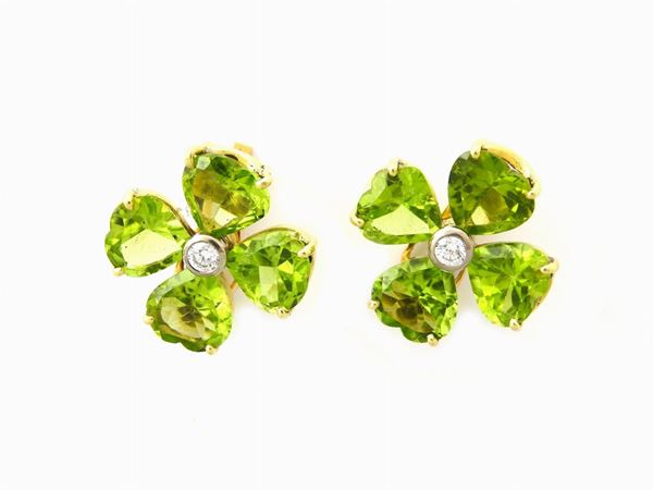 Yellow gold earrings with diamonds and peridots