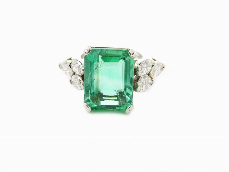 Anello in Oro Bianco con Diamanti e Smeraldo