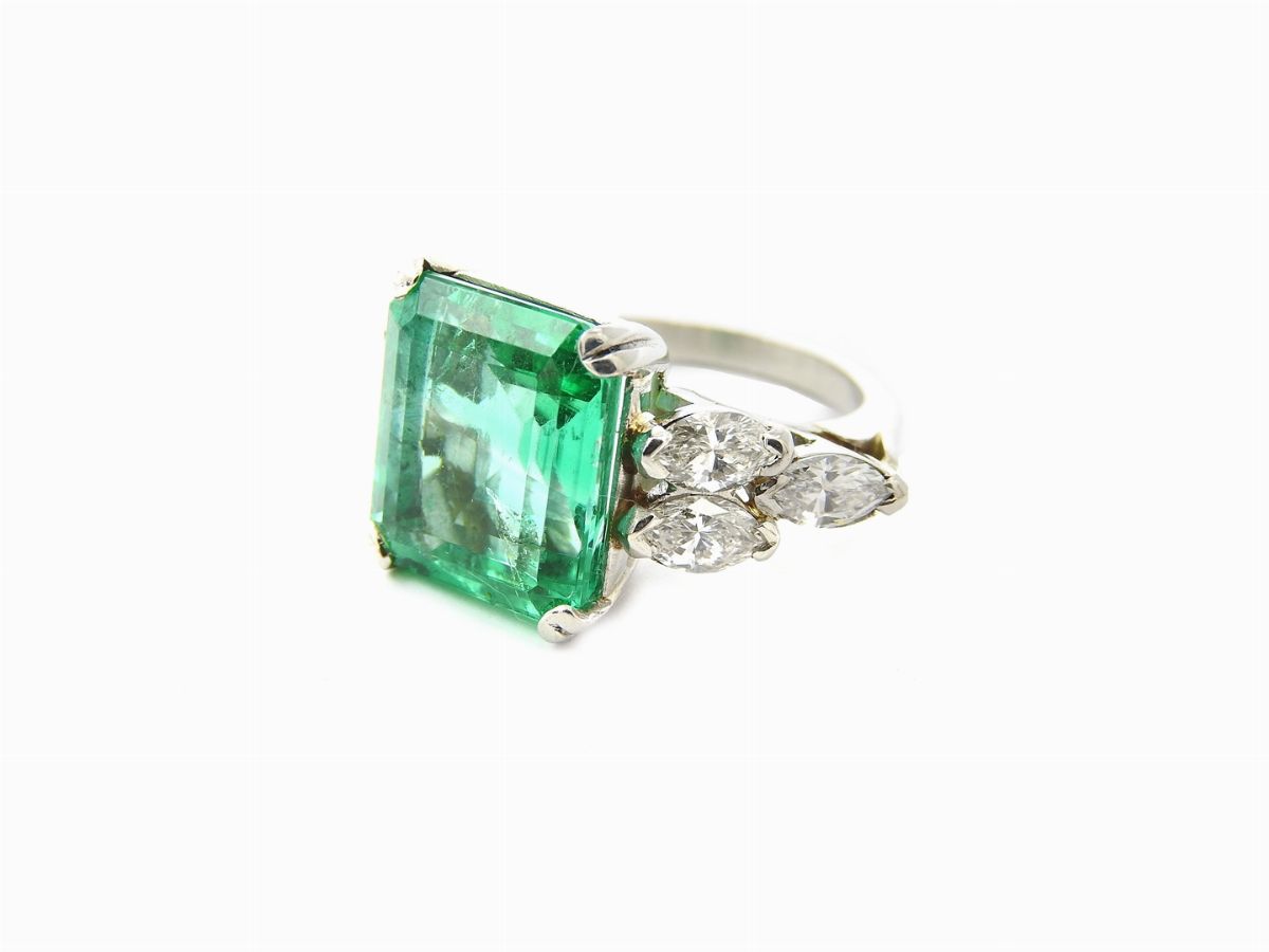 Anello in Oro Bianco con Diamanti e Smeraldo