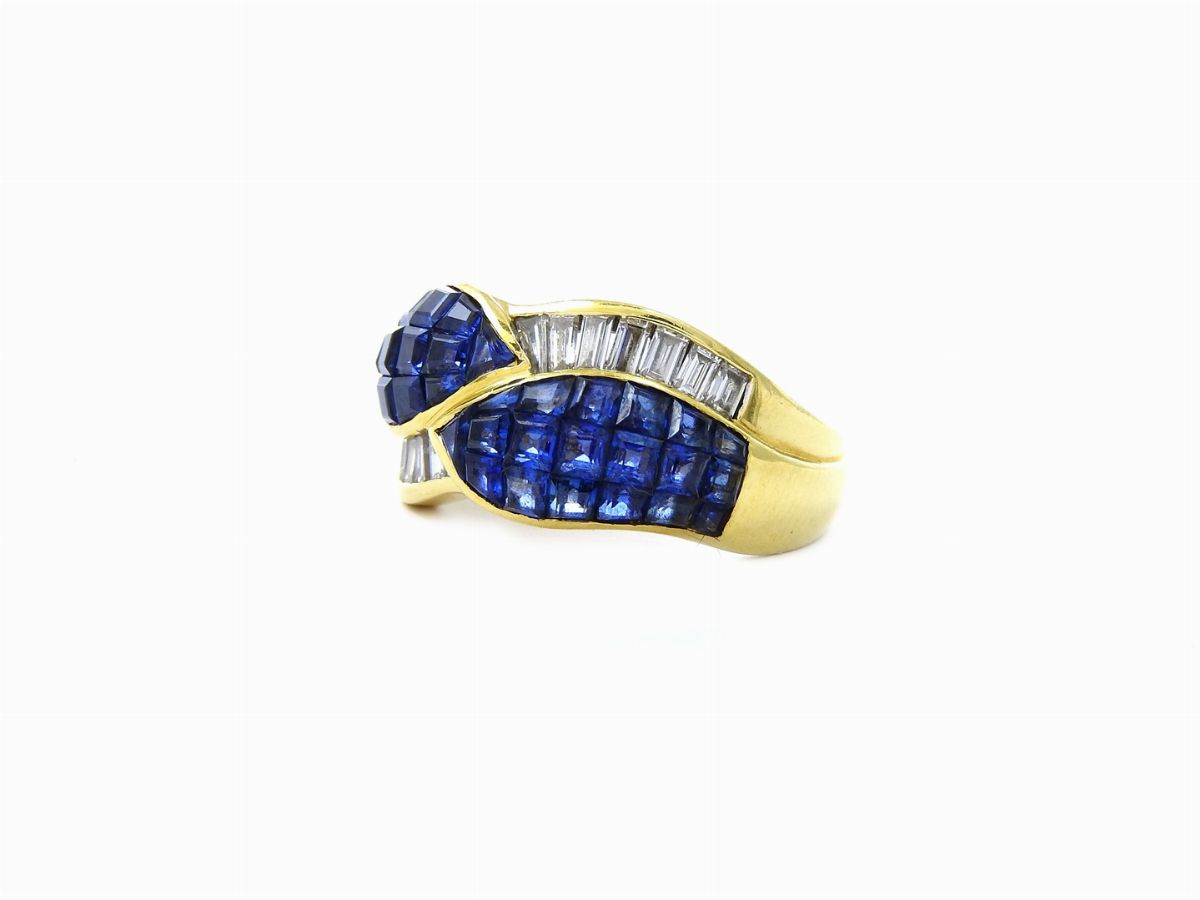 Anello in Oro Giallo con Diamanti e Zaffiri