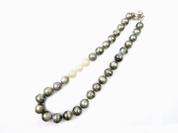 Tahiti and South Sea cultured pearls necklace with white gold clasp