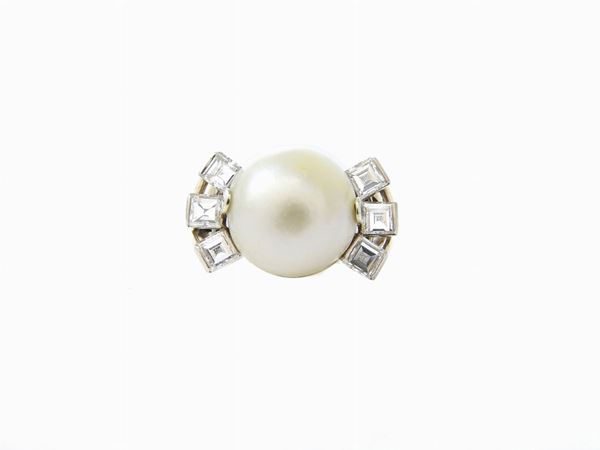 Anello in oro bianco, diamanti e perla naturale