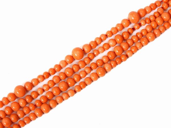 Lunga collana di sfere schiacciate scalari di corallo arancio