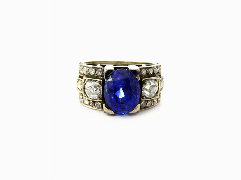 Anello a Fascia in Oro Bianco con Diamanti e Zaffiro Naturale
