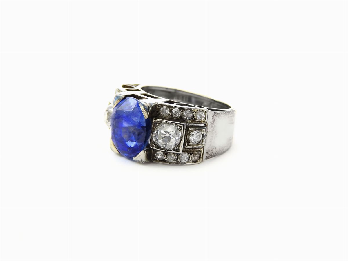 Anello a Fascia in Oro Bianco con Diamanti e Zaffiro Naturale