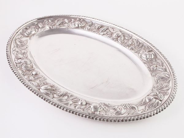 A silver tray  (Wien, 1872-1922)  - Auction House Sale: Furniture and Paintings from Villa Roseto  - Florence - II - II - Maison Bibelot - Casa d'Aste Firenze - Milano