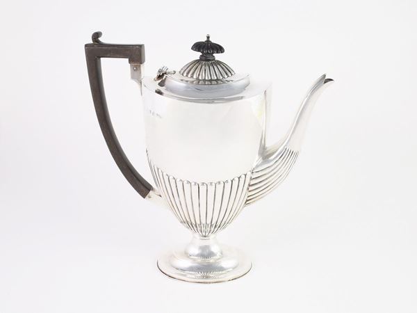 A silver cofeepot, George Nathan & Ridley Hayes  (Chester, 1903)  - Auction House Sale: Furniture and Paintings from Villa Roseto  - Florence - II - II - Maison Bibelot - Casa d'Aste Firenze - Milano