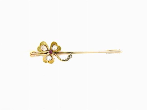 Yellow gold pin with diamonds