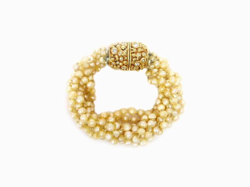 Bracciale a Otto Fili di Perle Probabilmente Naturali con Fermezza in Oro Giallo e Diamanti