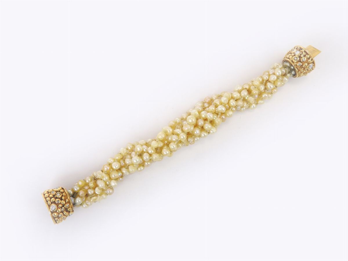 Bracciale a Otto Fili di Perle Probabilmente Naturali con Fermezza in Oro Giallo e Diamanti