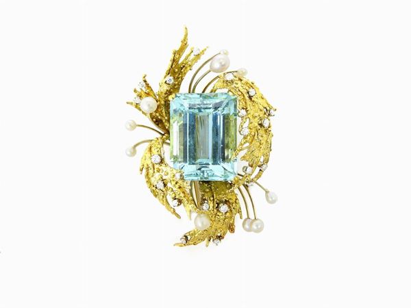 Spilla Enrico Serafini in oro giallo, diamanti, perle e grande acquamarina