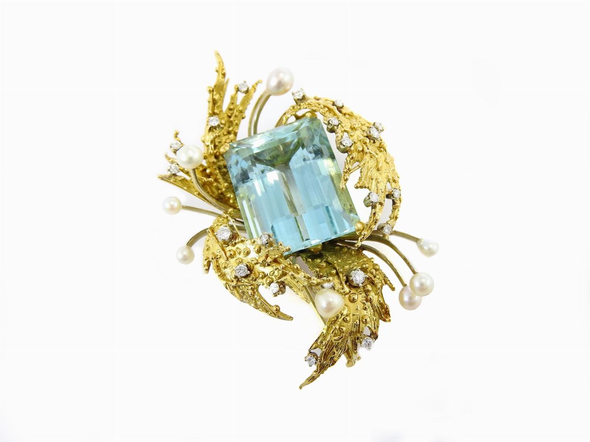Spilla Enrico Serafini in Oro Giallo, Diamanti, Perle e Grande Acquamarina
