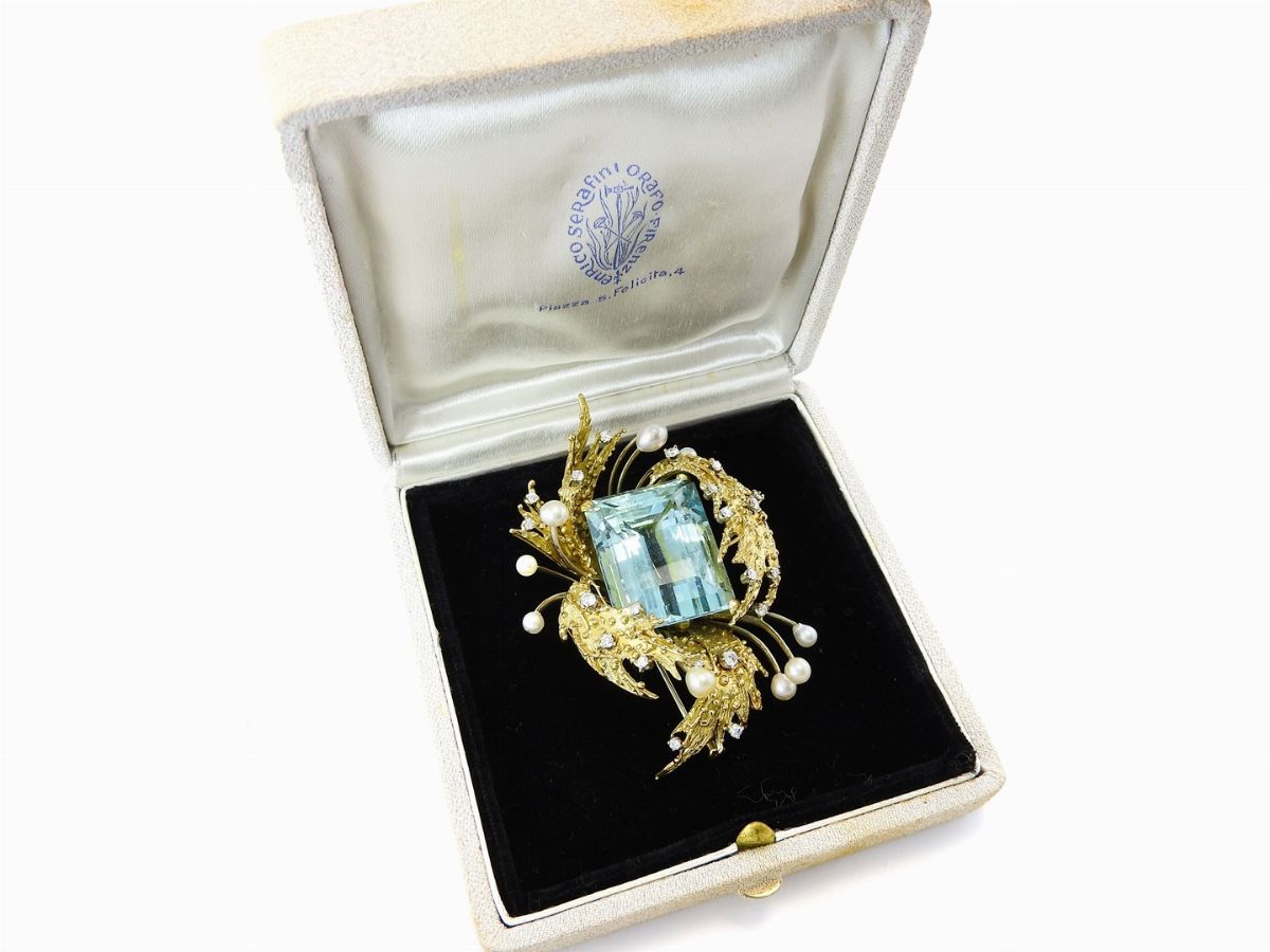 Spilla Enrico Serafini in Oro Giallo, Diamanti, Perle e Grande Acquamarina