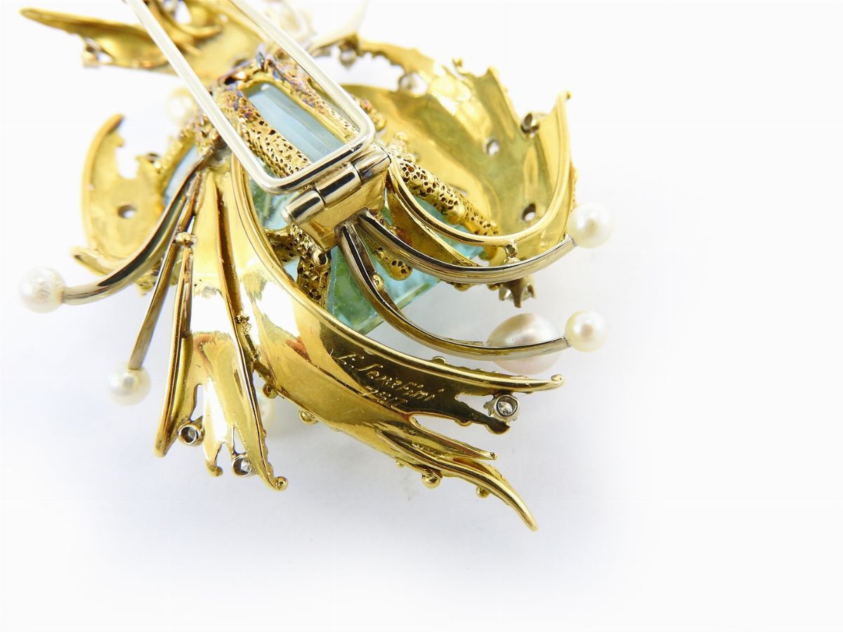 Spilla Enrico Serafini in Oro Giallo, Diamanti, Perle e Grande Acquamarina