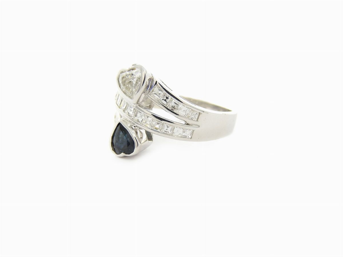Anello in Oro Bianco con Diamanti e Zaffiro