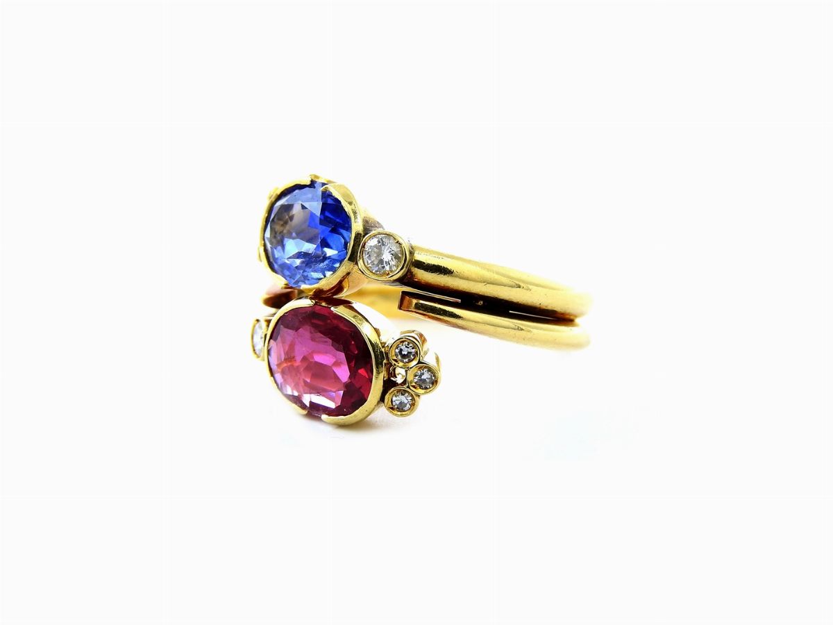Anello in Oro Giallo con Diamanti, Rubino e Zaffiro