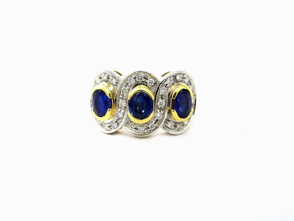 White and yellow gold ring with diamonds and sapphires
